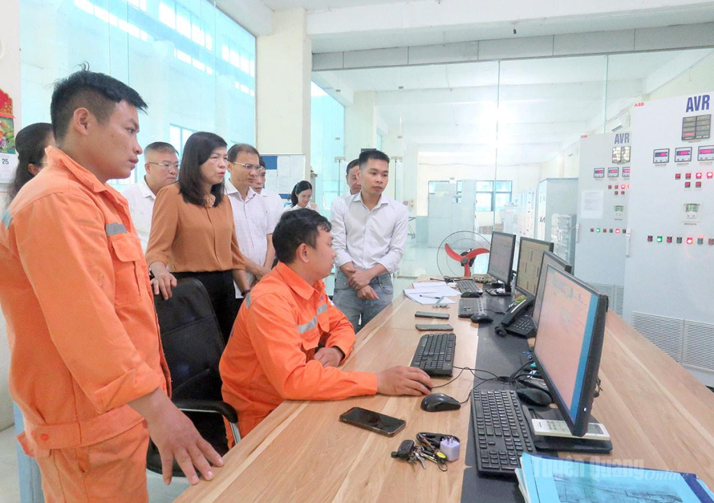 Đoàn giám sát của Ban Kinh tế - Ngân sách HĐND tỉnh khảo sát hoạt động vận hành tại Nhà máy Thủy điện Nậm Yên.