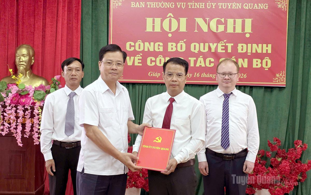 1.	Đồng chí Trần Quang Minh, Ủy viên BTV Tỉnh ủy, Trưởng Ban Tổ chức Tỉnh ủy trao Quyết định cho đồng chí Mai Ngọc Quỳnh, tân Bí thư Đảng ủy xã Giáp Trung.