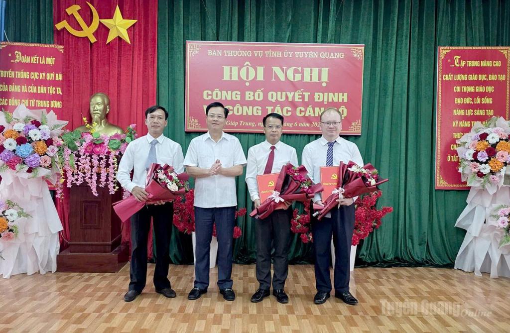 2.	Đồng chí Trần Quang Minh, Ủy viên BTV Tỉnh ủy, Trưởng Ban Tổ chức Tỉnh ủy trao Quyết định và tặng hoa cho các đồng chí nhận nhiệm vụ mới.