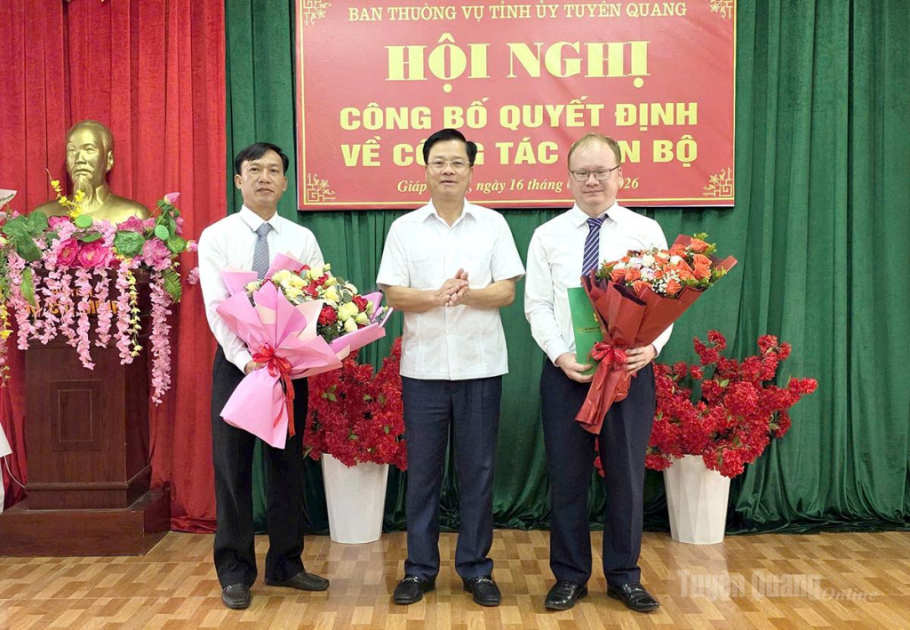 Đồng chí Trưởng Ban Tổ chức Tỉnh ủy Trần Quang Minh trao Quyết định điều động của UBND tỉnh cho các đồng chí Dương Khanh Phúc, Trần Đức Nghĩa.
