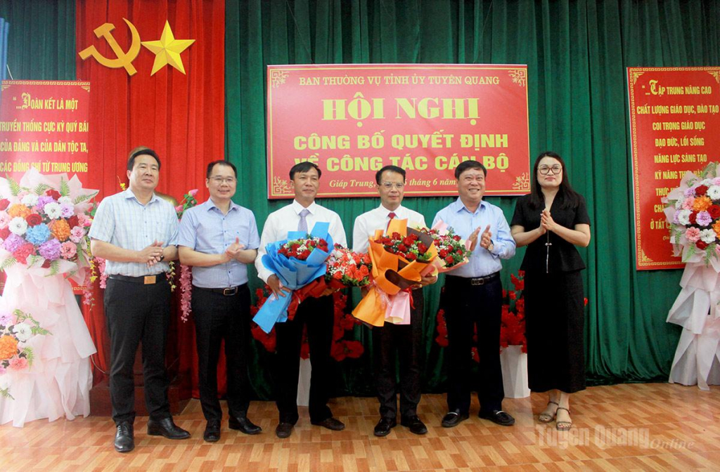 Ban Giám đốc Báo và phát thanh, truyền hình Tuyên Quang, Sở Dân tộc và Tôn giáo tặng hoa chúc mừng các đồng chí Mai Ngọc Quỳnh, Trần Đức Nghĩa.