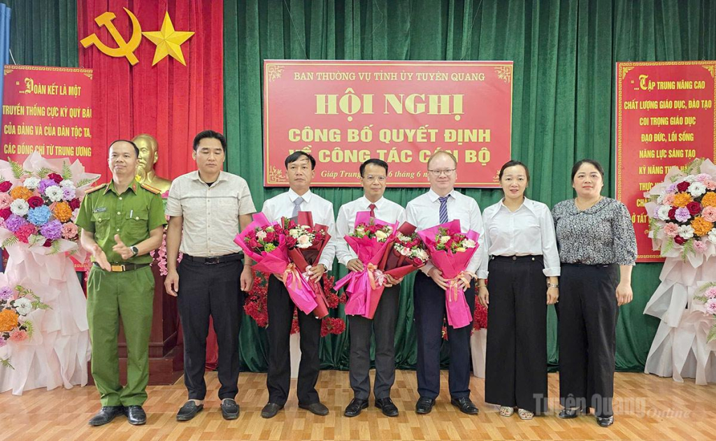 Các đồng chí Ban Thường vụ Đảng ủy xã Giáp Trung tặng hoa chúc mừng 2 đồng chí nhận nhiệm vụ mới.