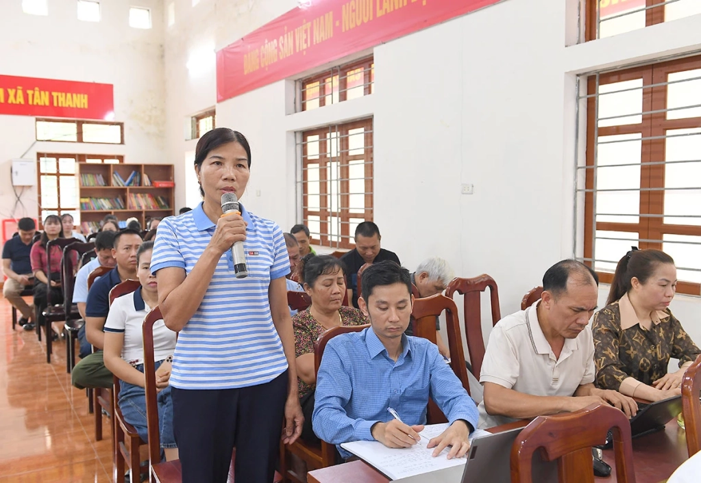 Cử tri xã Tân Thanh nêu ý kiến tại hội nghị.