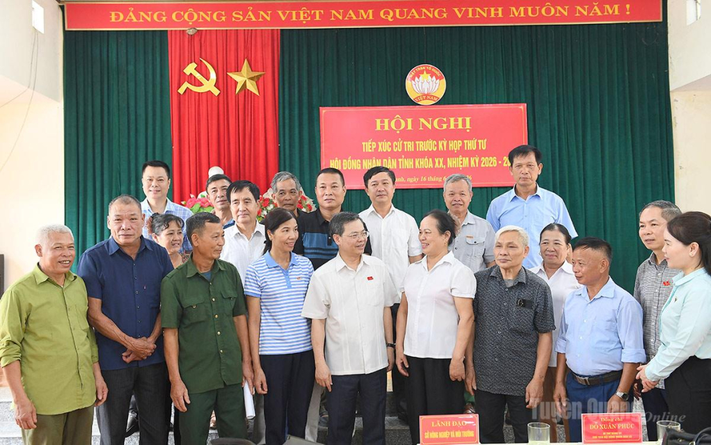 Chủ tịch HĐND tỉnh Nguyễn Văn Sơn và các đại biểu HĐND tỉnh trao đổi với cử tri xã Tân Thanh.
