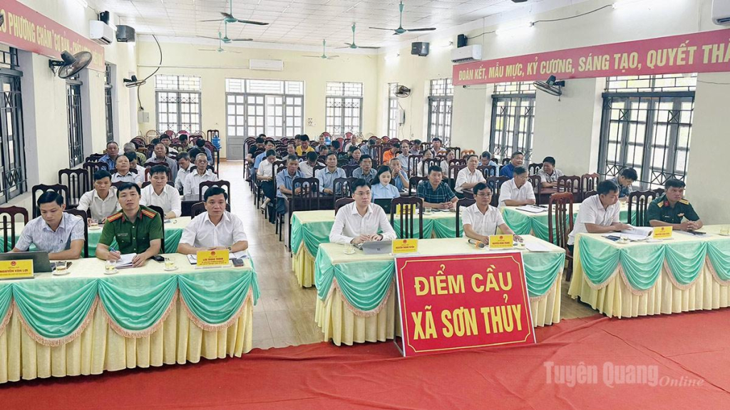 Các đại biểu và cử tri dự hội nghị tại điểm cầu xã Sơn Thủy.