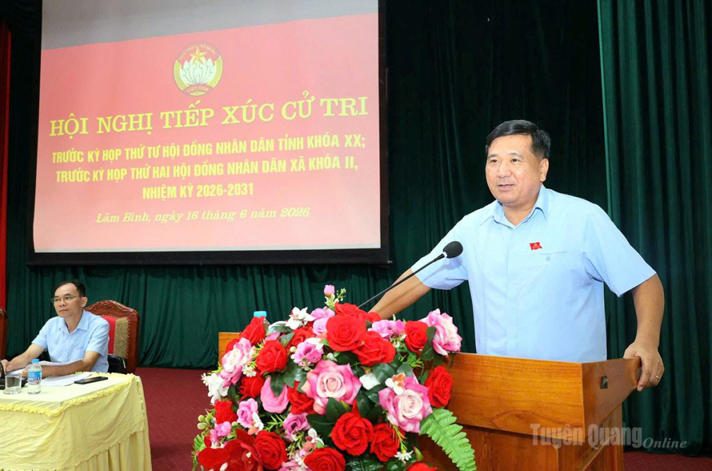 Đồng chí Hầu Minh Lợi, Uỷ viên Ban Thường vụ Tỉnh uỷ, Phó Chủ tịch Thường trực HĐND tỉnh phát biểu tại buổi tiếp xúc cử tri.