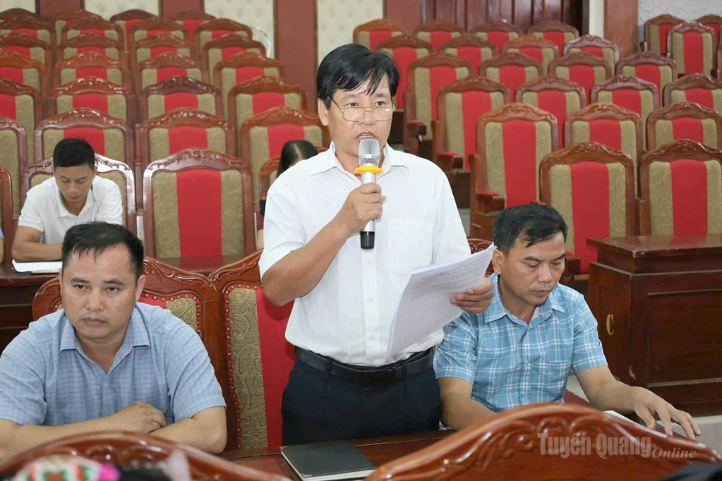 Cử tri Nguyễn Đình Giáo, thôn Bản Khiển phát biểu ý kiến tại buổi tiếp xúc cử tri.