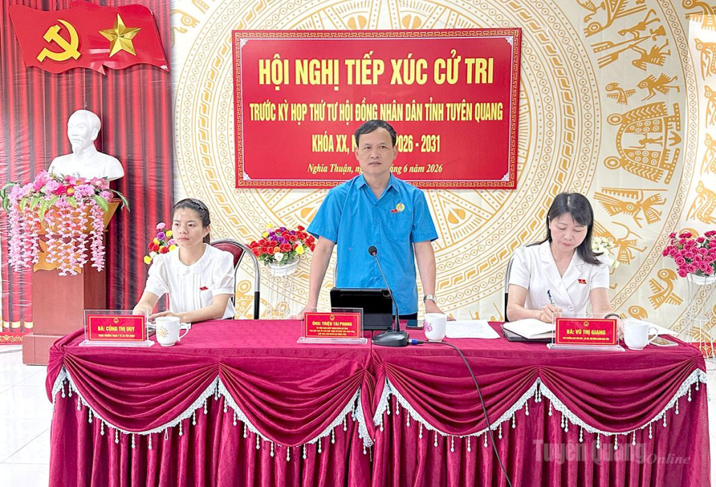 Đồng chí Triệu Tài Phong phát biểu tại buổi tiếp xúc cử tri xã Nghĩa Thuận.