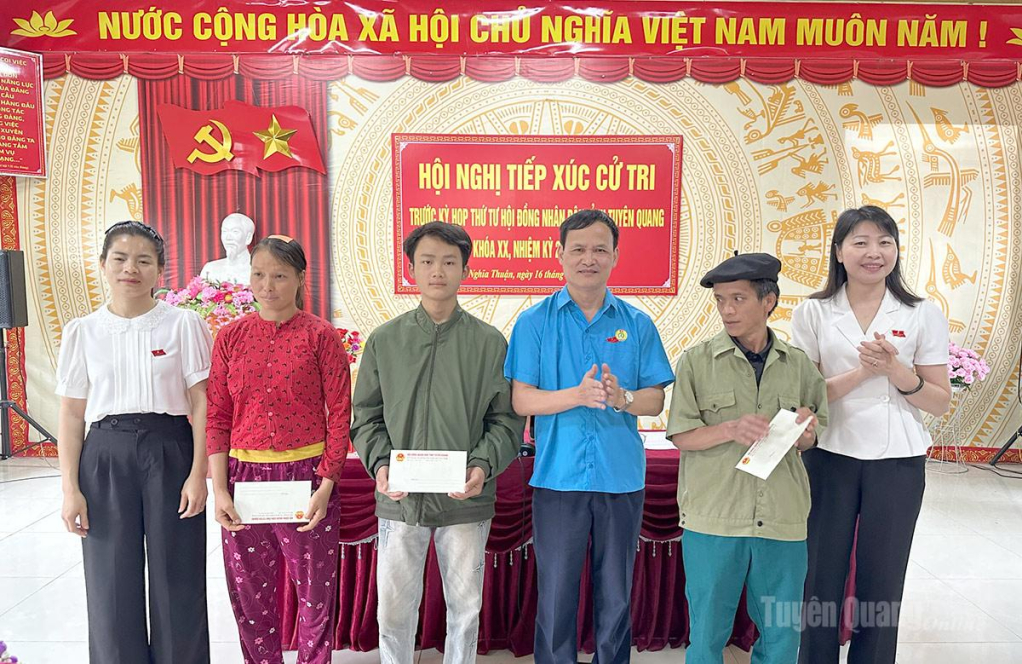 Tổ đại biểu HĐND tỉnh tặng quà cho 3 hộ nghèo, hộ có hoàn cảnh khó khăn ở xã Nghĩa Thuận.