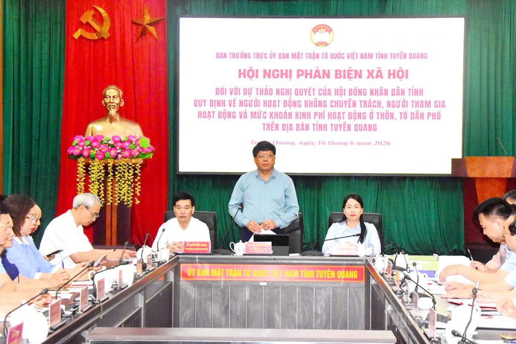Đồng chí Hà Trung Kiên, Ủy viên Ban Thường vụ Tỉnh ủy, Phó Chủ tịch Thường trực Ủy ban MTTQ Việt Nam tỉnh chủ trì hội nghị.