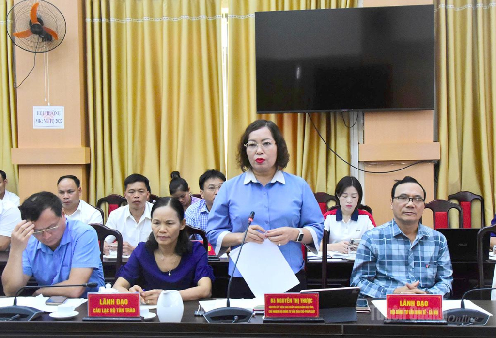 Đồng chí Nguyễn Thị Thược, Chủ tịch Hội Luật Gia tỉnh phát biểu tại hội nghị.