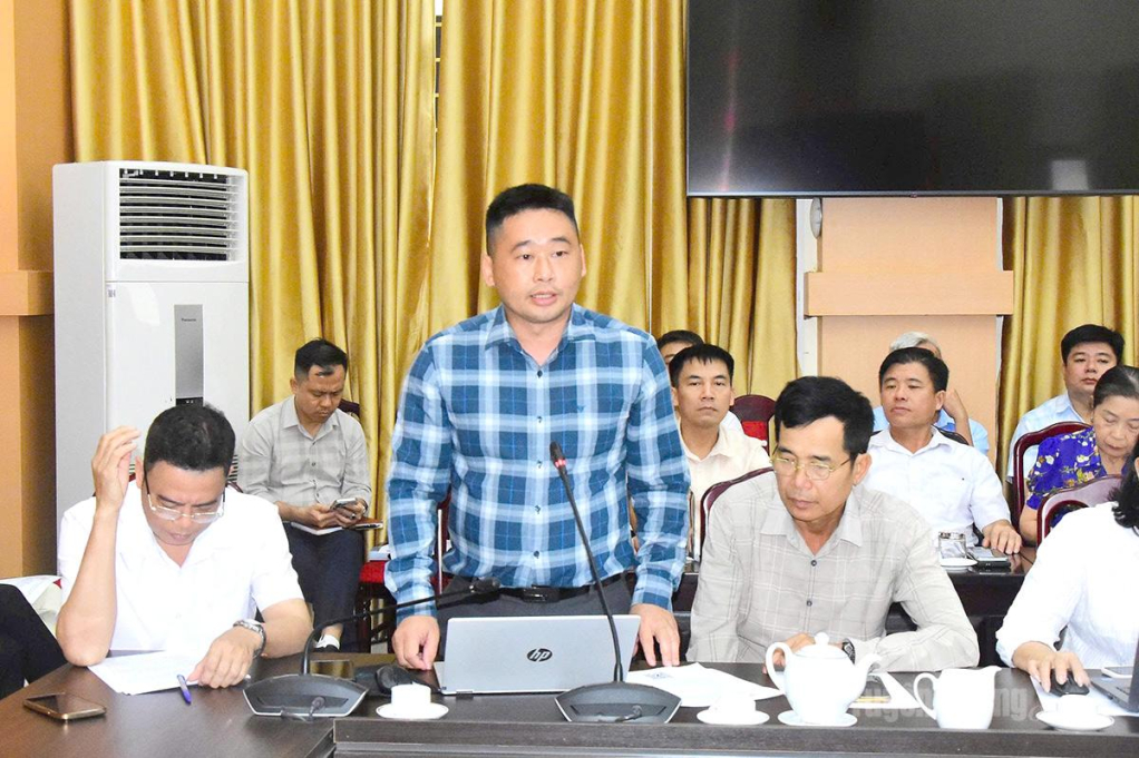 Lãnh đạo xã Kiên Đài phát biểu tại hội nghị.