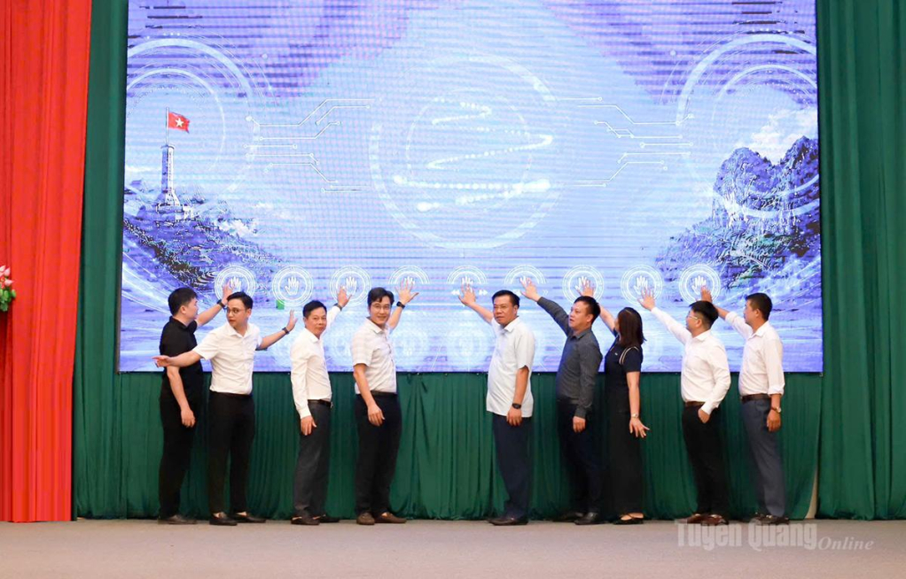Các đại biểu thực hiện nghi thức bấm nút ra mắt nền tảng.