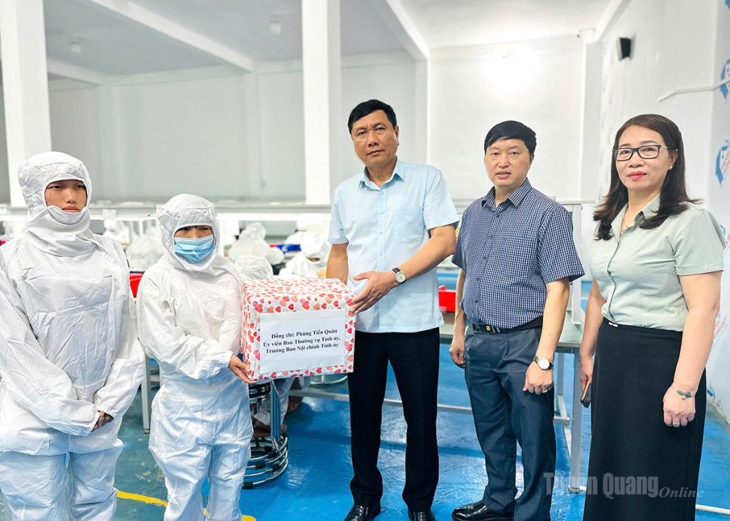Đồng chí Phùng Tiến Quân, Trưởng ban Nội chính Tỉnh ủy, Trưởng Đoàn giám sát tặng quà công nhân Công ty Y Ghi, xã Phố Bảng.