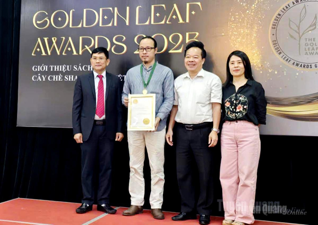 Ông Nguyễn Trung Dũng, Giám đốc HTX chè Hồ Thầu nhận chứng nhận giải Vàng cuộc thi trà châu Á - Thái Bình Dương năm 2025.
