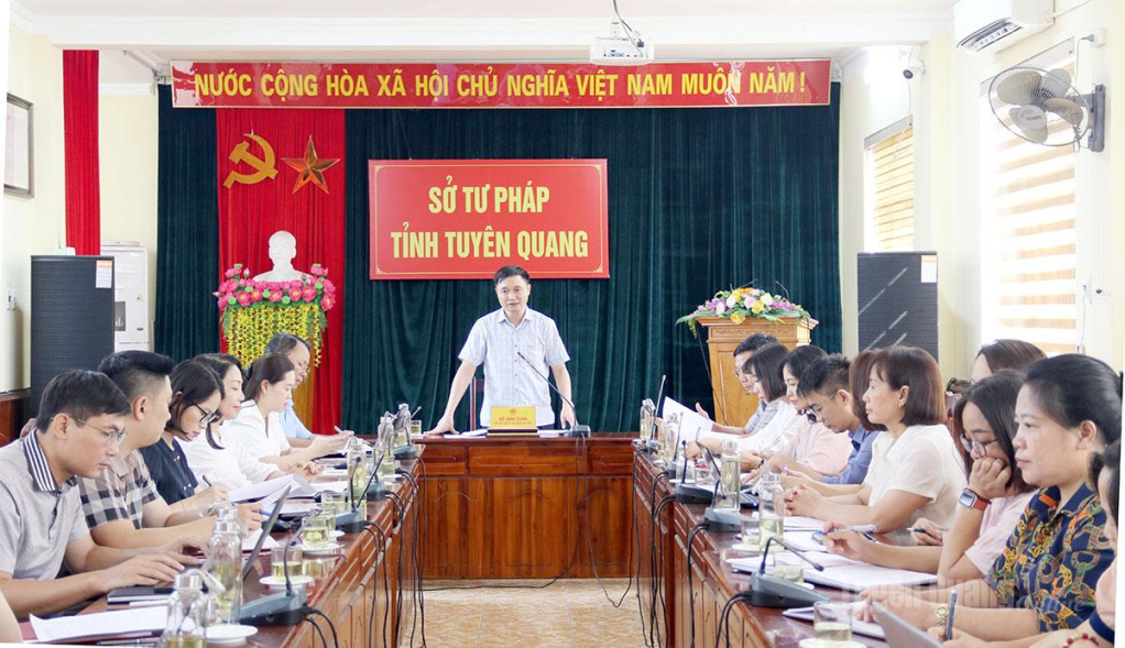 Đồng chí Đỗ Anh Tuấn, Ủy viên Ban Chấp hành Đảng bộ tỉnh, Phó Chủ tịch UBND tỉnh, Giám đốc Sở Nội vụ phát biểu kết luận tại buổi làm việc.