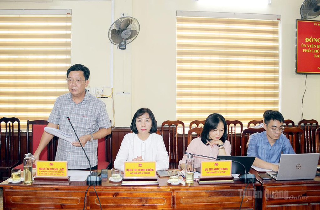 Lãnh đạo Sở Tư pháp báo cáo kết quả thực hiện công tác tư pháp 6 tháng đầu năm 2026.