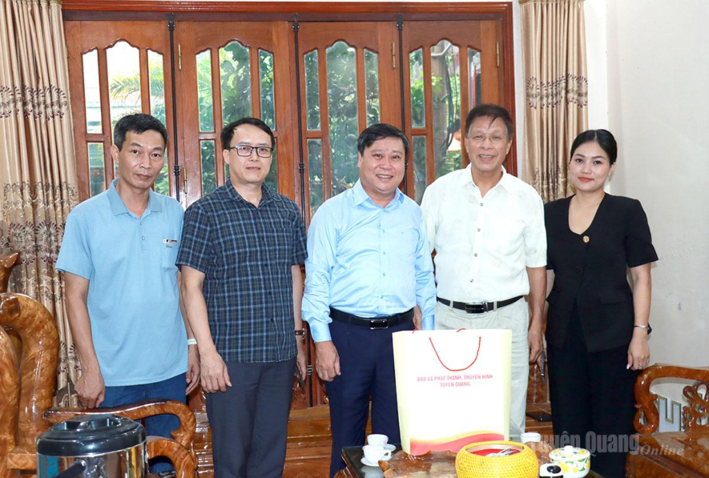 Đồng chí Mai Đức Thông, Giám đốc Báo và phát thanh, truyền hình Tuyên Quang tặng quà đồng chí Lê Trọng Lập, nguyên Tổng Biên tập Báo Hà Giang.