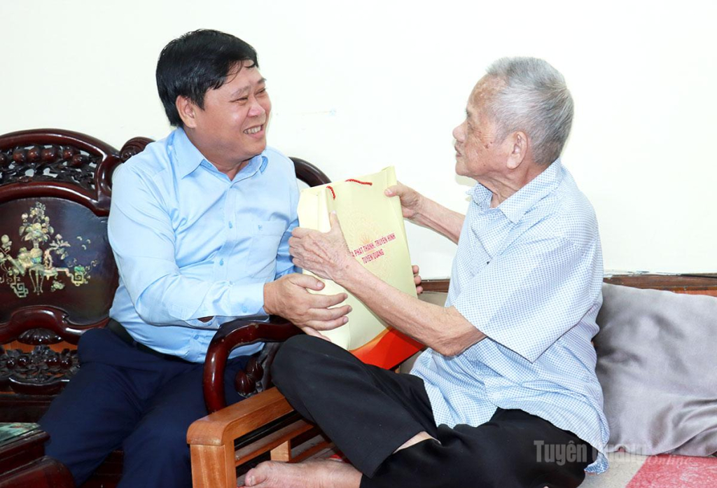 Giám đốc Báo và phát thanh, truyền hình tỉnh Mai Đức Thông tặng quà đồng chí Chu Thái Tinh, nguyên Giám đốc Đài Phát thanh và Truyền hình tỉnh Hà Giang.