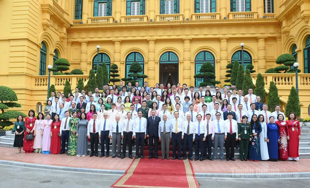 Tổng Bí thư, Chủ tịch nước Tô Lâm cùng các đồng chí lãnh đạo Đảng, Nhà nước chụp ảnh lưu niệm với các nhà báo tiêu biểu. Ảnh: Đăng Khoa (Báo Nhân dân).