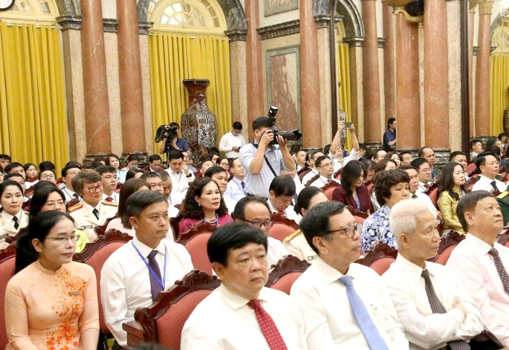 Các đại biểu và nhà báo tiêu biểu tham dự buổi gặp mặt. Ảnh: Hiền Hòa (Cổng TTĐT Trung ương Đảng).
