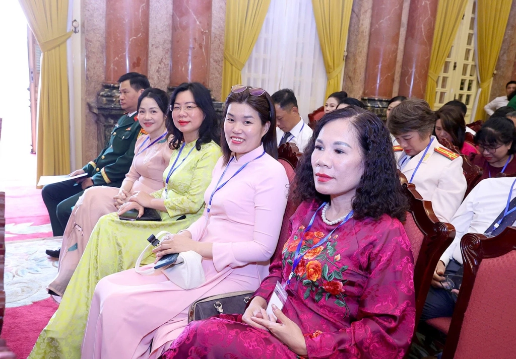 Nhà báo Ngô Thị Thu Hà, Phó Giám đốc Báo và PTTH Tuyên Quang (phải) - một trong những nhà báo tiêu biểu tại buổi gặp mặt. Ảnh: VOV