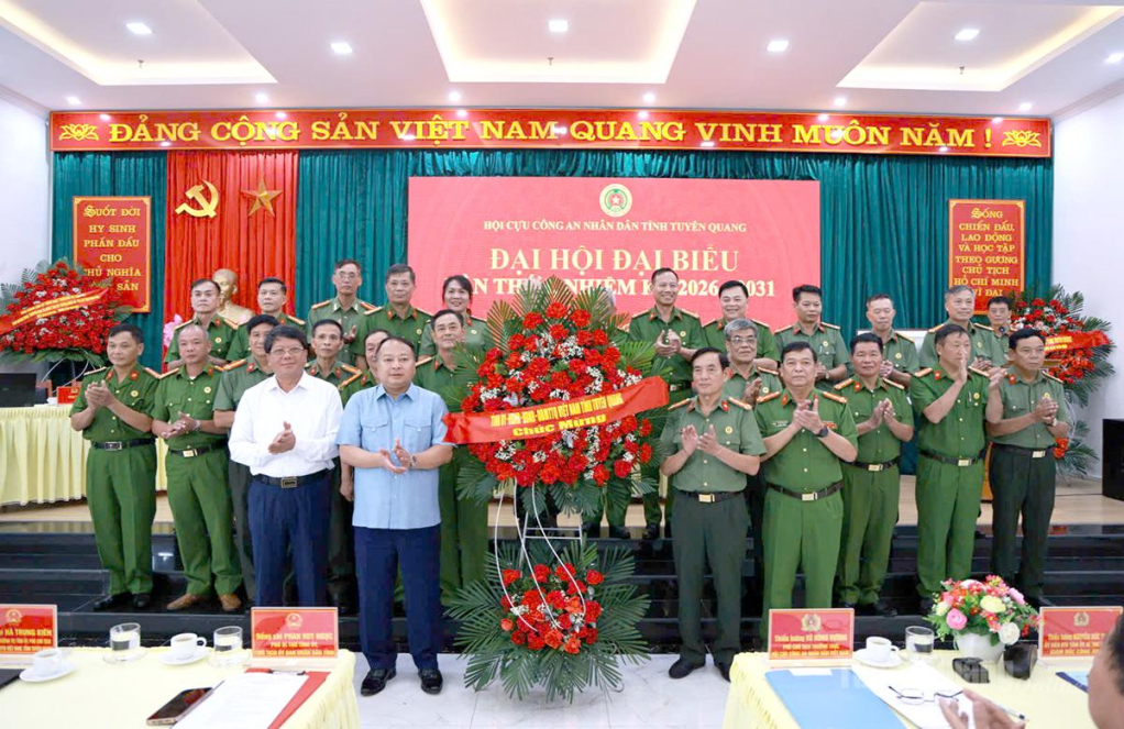 Chủ tịch UBND tỉnh Phan Huy Ngọc tặng hoa chúc mừng Đại hội.