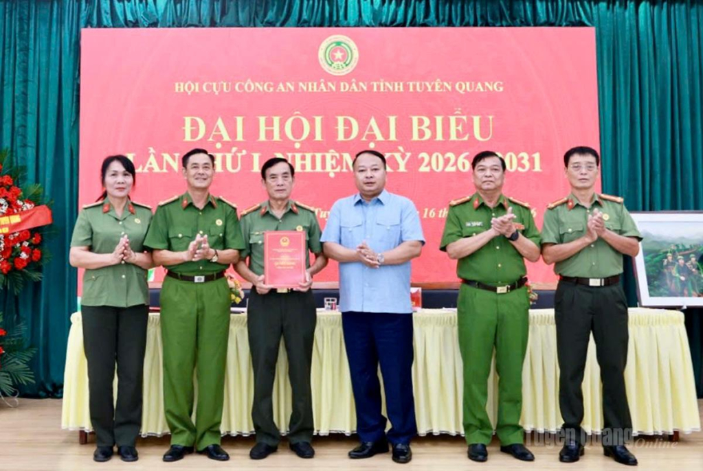 Chủ tịch UBND tỉnh Phan Huy Ngọc trao Quyết định của UBND tỉnh cho phép sáp nhập Hội cựu CAND tỉnh Hà Giang và Hội cựu CAND tỉnh Tuyên Quang thành Hội cựu CAND tỉnh Tuyên Quang.
