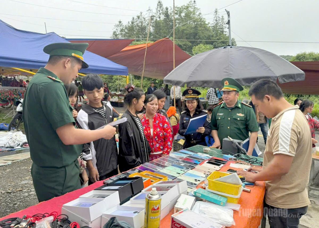 Bộ đội Biên phòng Cửa khẩu Săm Pun tuyên truyền phổ biến pháp luật tại chợ phiên Xín Cái.