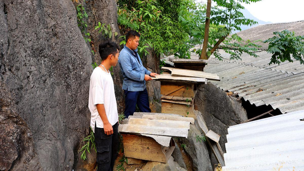 Trưởng thôn Hồng Ngài A Sính Dũng Phứ (bên phải) hướng dẫn hộ dân kỹ thuật chăm sóc đàn ong mật.