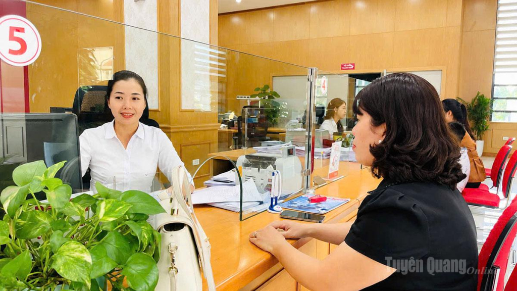Giao dịch viên Agribank Chi nhánh Tuyên Quang tận tình tư vấn, hỗ trợ khách hàng trong quá trình giao dịch, góp phần đảm bảo an toàn tài sản và phòng ngừa rủi ro.