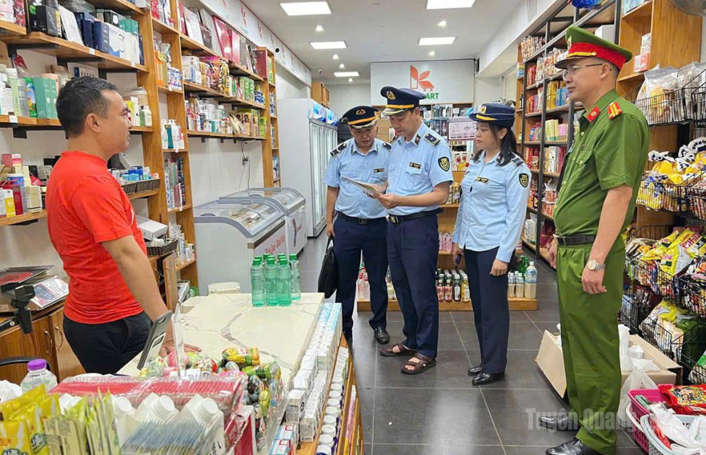 Lực lượng chức năng tiến hành kiểm tra các cơ sở kinh doanh trên địa bàn tỉnh.
