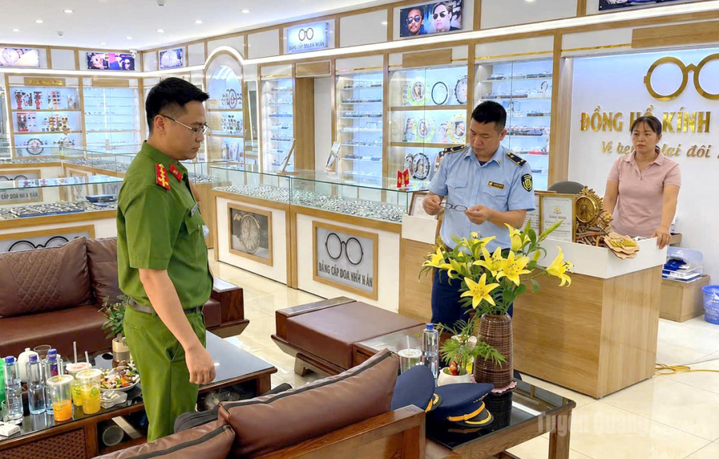 Lực lượng chức năng kiểm tra tại cửa hàng kinh doanh kính mắt trên địa bàn phường Hà Giang 2.