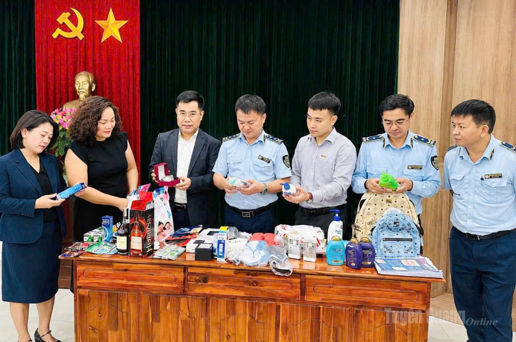 Cán bộ Quản lý thị trường được tập huấn kỹ năng nhận diện hàng thật, hàng giả nhằm nâng cao hiệu quả đấu tranh chống hàng giả, hàng xâm phạm quyền sở hữu trí tuệ.