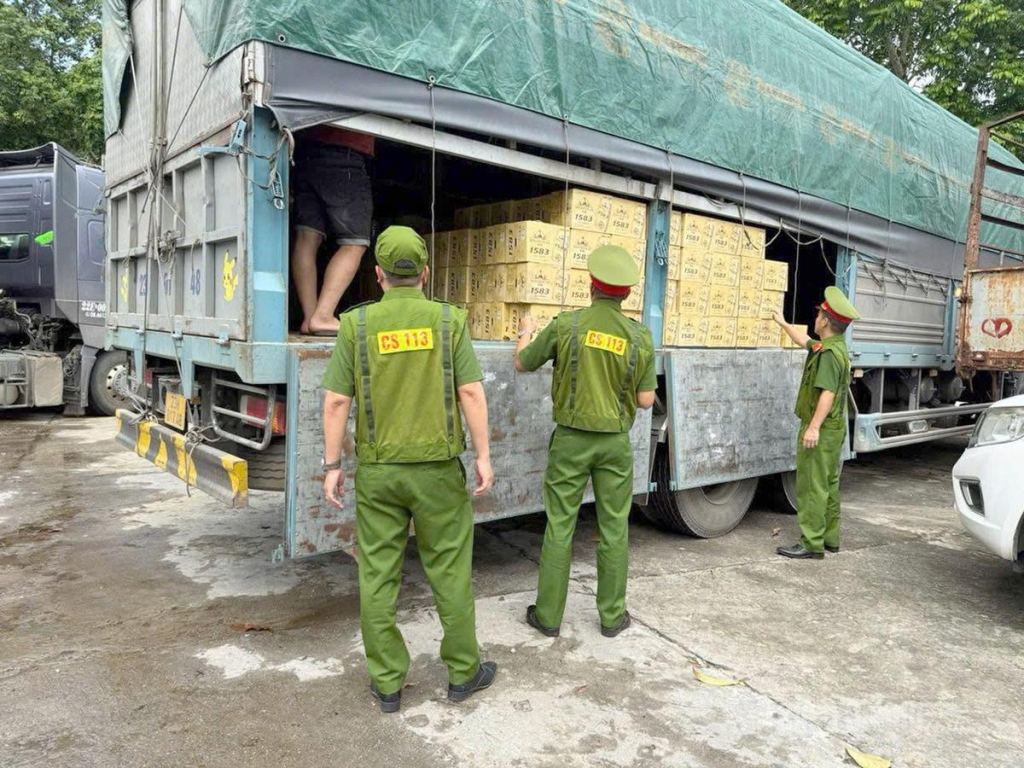Lực lượng Công an tỉnh phát hiện 400 thùng bia không rõ nguồn gốc, xuất xứ.