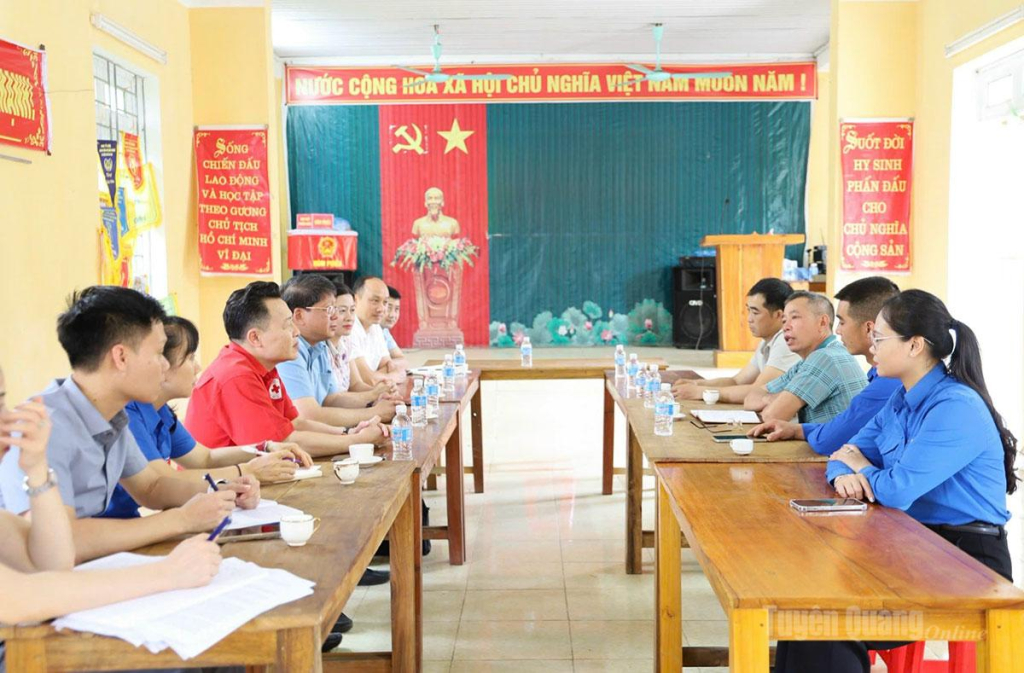 Đoàn công tác của Ủy ban MTTQ tỉnh kiểm tra tình hình thực hiện sáp nhập thôn  tại xã Kiên Đài.