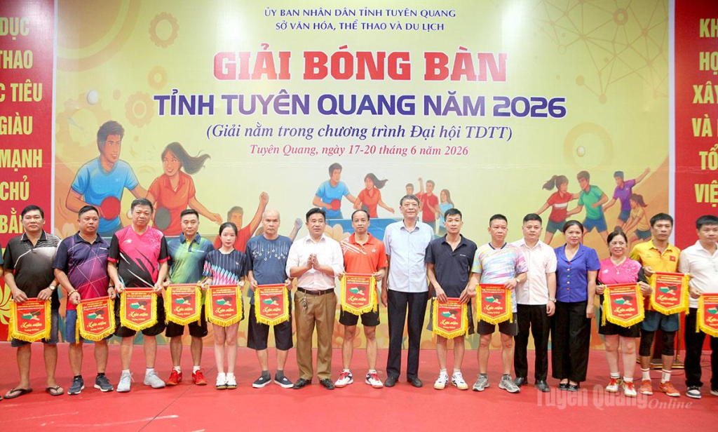 Ban Tổ chức tặng Cờ lưu niệm cho các đoàn vận động viên.