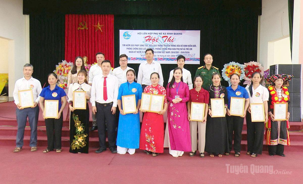 Ban Tổ chức trao giải  cho các đội thi.