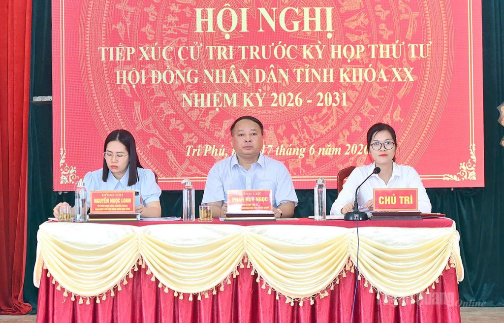 Đồng chí Phan Huy Ngọc, Chủ tịch UBND tỉnh cùng Tổ HĐND tỉnh tiếp xúc cử tri xã Tri Phú.
