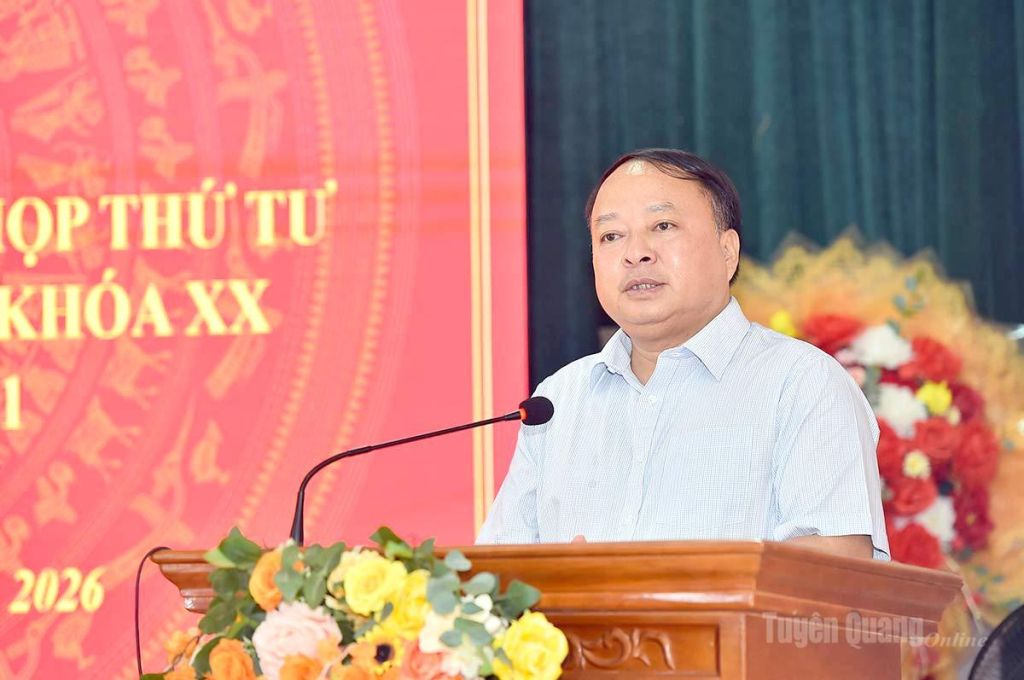 Chủ tịch UBND tỉnh Phan Huy Ngọc phát biểu với cử tri xã Tri Phú.