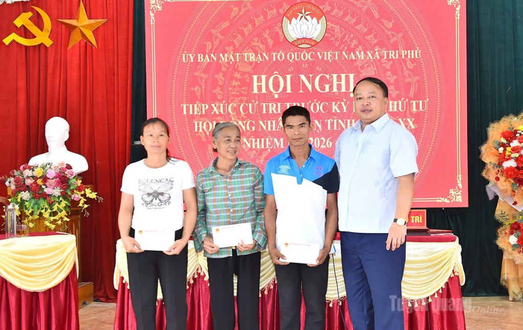 Đồng chí Chủ tịch UBND tỉnh Phan Huy Ngọc tặng quà các hộ nghèo xã Tri Phú.