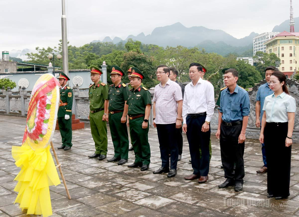 Các đại biểu dâng hương, dâng hoa và dành phút mặc niệm tưởng nhớ các anh hùng liệt sĩ.