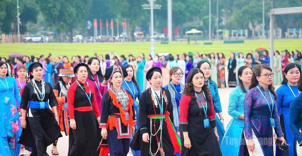 Đồng chí Vương Ngọc Hà, Uỷ viên Ban Thường vụ Tỉnh uỷ, Phó Chủ tịch UBND tỉnh cùng các thành viên trong Đoàn đại biểu tỉnh Tuyên Quang vào Lăng viếng Chủ tịch Hồ Chí Minh.