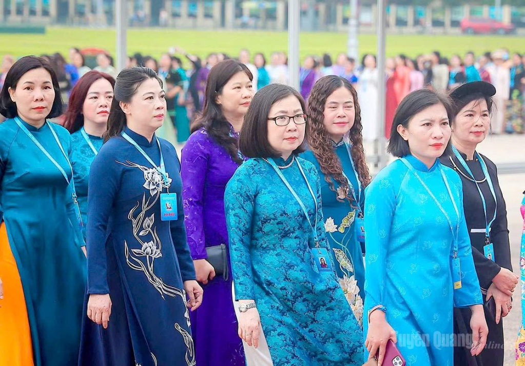 Đồng chí Lê Thị Kim Dung, Phó Bí thư Thường trực Tỉnh ủy và các đại biểu trong đoàn vào Lăng viếng Chủ tịch Hồ Chí Minh.