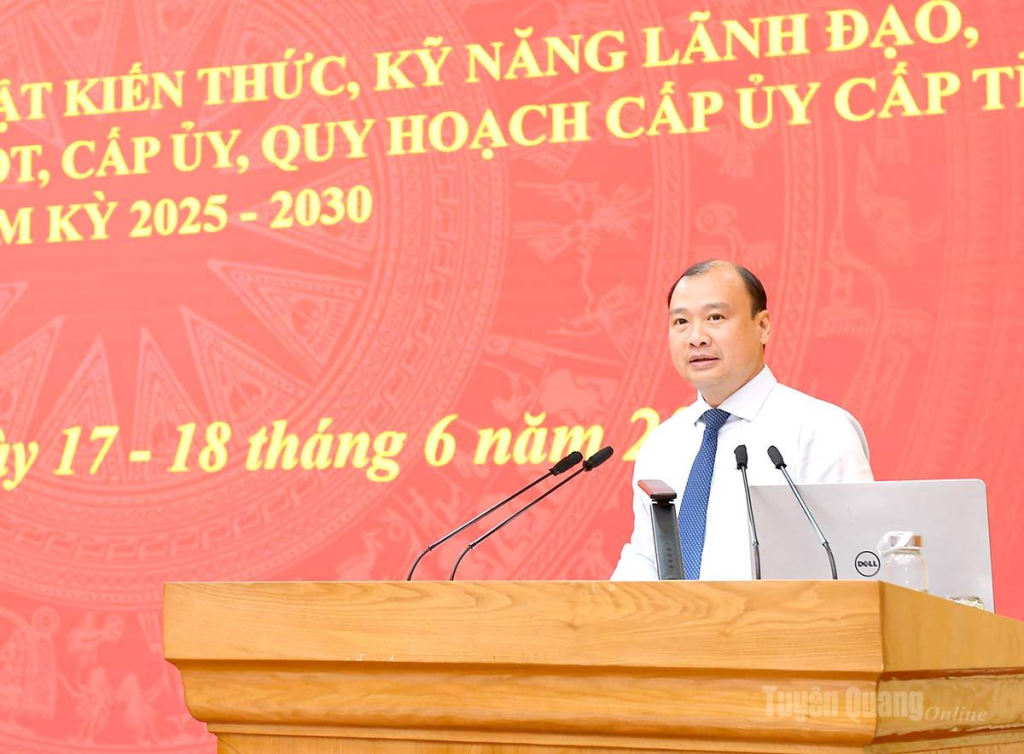 PGS.TS Lê Hải Bình, Ủy viên Ban Chấp hành Trung ương Đảng, Phó Giám đốc Thường trực Học viện Chính trị quốc gia Hồ Chí Minh phát biểu tại buổi khai mạc lớp bồi dưỡng.