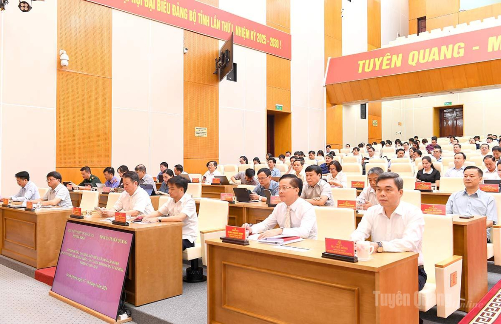 Đồng chí Ma Thế Hồng, Phó Bí thư Tỉnh ủy, Chủ tịch Ủy ban MTTQ Việt Nam tỉnh và các đồng chí Ủy viên Ban Thường vụ Tỉnh ủy dự khai mạc lớp bồi dưỡng.
