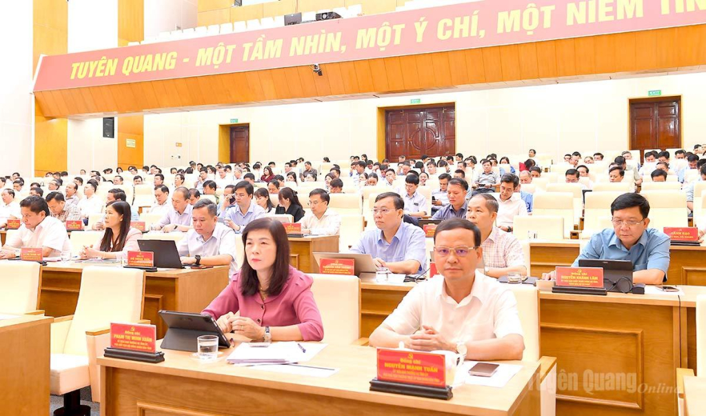 Các đồng chí Ủy viên Ban Thường vụ Tỉnh ủy: Phạm Thị Minh Xuân, Phó Chủ tịch HĐND tỉnh; Nguyễn Mạnh Tuấn, Phó Chủ tịch Thường trực UBND tỉnh dự khai mạc lớp bồi dưỡng.