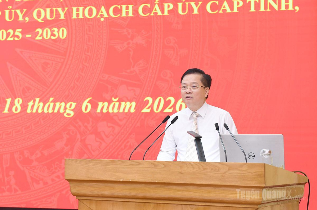 Đồng chí Trần Quang Minh, Ủy viên Ban Thường vụ Tỉnh ủy, Trưởng Ban Tổ chức Tỉnh ủy phát biểu tại buổi khai mạc lớp bồi dưỡng.
