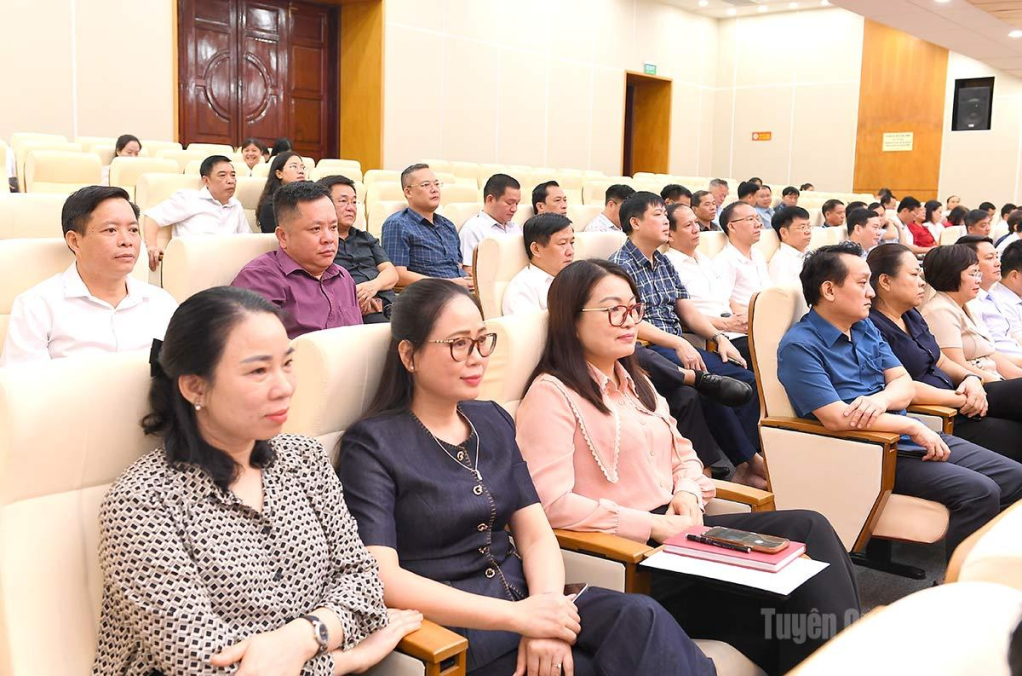 Lãnh đạo các sở, ngành, đơn vị tham gia lớp bồi dưỡng.