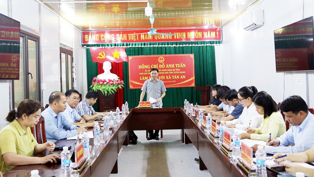 Đồng chí Đỗ Anh Tuấn, Ủy viên Ban Chấp hành Đảng bộ tỉnh, Phó Chủ tịch UBND tỉnh, Giám đốc Sở Nội vụ phát biểu kết luận tại buổi làm việc.
